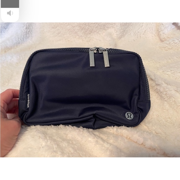 Lululemon large everywhere belt bag GREEN OR NAVY - Picture 7 of 9